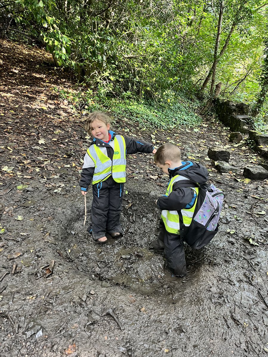 CarlibarNursery's tweet photo. Fereneze had a fantastic time down at the woods. Lots of Mud, fun and adventure #muddymovers #woodlandadventures #freedom #daredevils https://t.co/dyd5hN21Er