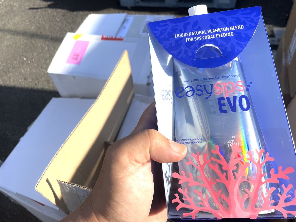 lsslaboratory's tweet photo. fedexの輸送に時間がかかり欠品してしまっていたeasyreefsのEVOが14BOX入荷いたしました。
珊瑚の成長や艶への効果は絶大です。
本日より出荷開始しています。
EVOは動物プランクトンが大半ですが
植物プランクトンも含まれています。
#コーラルフード
#SPSフード
#動物プランクトン
#easyreefs https://t.co/0p9TtYfKIq