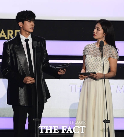 PHyungSikPh's tweet photo. #ParkHYungSik #ParkShinHye as presentors at the #FACTMUSICAWARDS tonight!

Source : https://t.co/HMMnIfC7RQ https://t.co/0ad87lWVdm