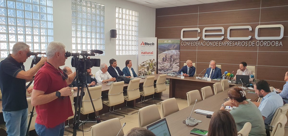 📢 CECO acoge la firma del importante acuerdo entre Alltech Crop Science y Olipe para potenciar el olivar de #LosPedroches 🚀Un plan de investigación sobre el proceso productivo y el respeto al medio ambiente👏 <a href="/AlltechSpain/">Alltech Spain</a> <a href="/FJDominguezM/">Fco Javier Domínguez</a> 
<a href="/CEAes_/">CEA</a> <a href="/camaraofcordoba/">Cámara de Comercio de Córdoba</a>