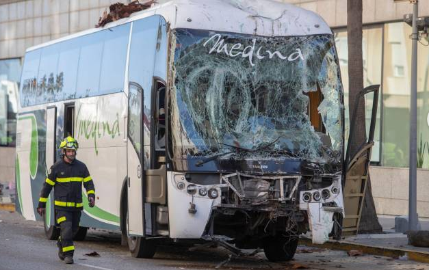 🖤🖤Gran tristeza y pesar por las personas atropelladas por un autobus a la altura de El Corte Inglés en #Cádiz #UgtCádiz envía nuestro pésame a familiares y amistades en estos duros momentos  
🙏🙏Descansen en paz 
<a href="/FESMCUGTCADIZ/">FeSMC UGT CADIZ</a> <a href="/ugt_spcadiz/">UGT Servicios Públicos CÁDIZ</a> <a href="/UGTFICACG/">UGT FICA CAMPO DE GIBRALTAR</a> <a href="/apavon10/">Antonio Pavón Mendoza</a> <a href="/UGT_Andalucia/">UGT Andalucia</a>