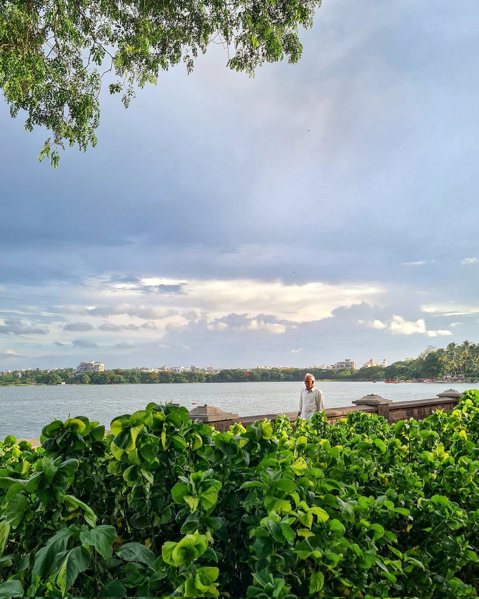 Adi_mane01's tweet photo. Sunsets at Rankala are always magical😍
 
The newly launched Galaxy S23FE features a 50MP camera that captures photos with extraordinary details in any lighting scenarios. 

#GalaxyS23FE #EpicStartsHere #SamsungMembers #SamsungMembersStars #Samsung https://t.co/0bCjRIEuOi