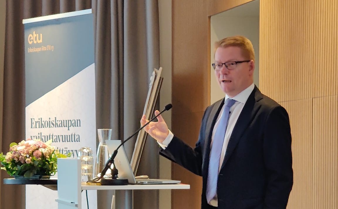 Erikoiskaupan liitto (@etu_fi) on Twitter photo Hallituksen talous- ja työllisyyspolitiikkaa avasi valtiosihteeri <a href="/Jaatiti/">Timo Jaatinen</a> <a href="/TEM_uutiset/">TEM</a> ja <a href="/yministerio/">Ympäristöministeriö</a>. Hallitus pyrkii vahvistamaan työllisyyttä madaltamalla yritysten kynnystä työllistää ja kehittämällä työmarkkinoita joustavammaksi #suhdanteet2024 #erikoiskauppa Hallituksen talous- ja työllisyyspolitiikkaa avasi valtiosihteeri <a href="/Jaatiti/">Timo Jaatinen</a> <a href="/TEM_uutiset/">TEM</a> ja <a href="/yministerio/">Ympäristöministeriö</a>. Hallitus pyrkii vahvistamaan työllisyyttä madaltamalla yritysten kynnystä työllistää ja kehittämällä työmarkkinoita joustavammaksi #suhdanteet2024 #erikoiskauppa