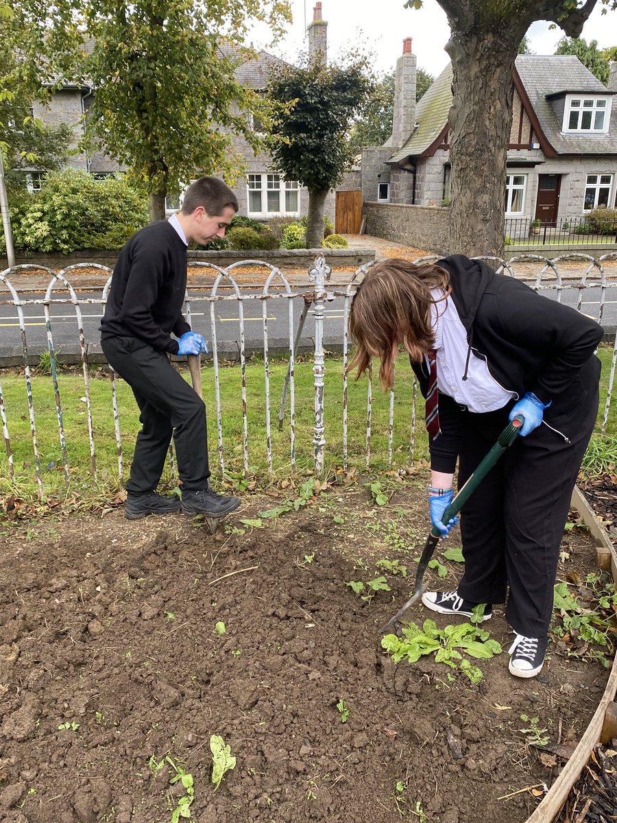 Volunteering skills S5-6 pupils working with P7 pupils <a href="/SchoolBroomhill/">BroomhillSchool</a>