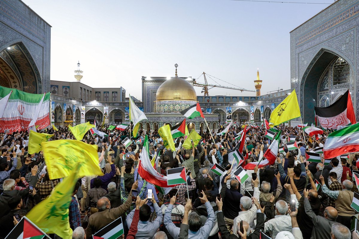 روضہ منورہ حضرت امام علی رضا علیہ السلام میں فلسطینی مقاومت کی حمایت  میں ایک عظیم اجتماع منعقد کیا گیا جس میں فلسطین کی حمایت میں نعرے لگائے اور  مقررین نے تقریریں کی اور حماس و مظلوم فلسطین اور حماس کی کامیابی کے لئے دعائیں کیں۔