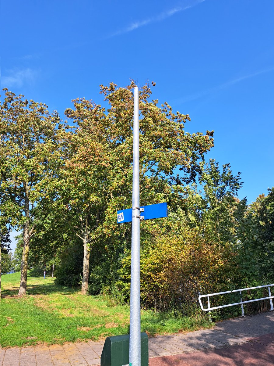 Jotootje's tweet photo. Hallo @gemharderwijk , wanneer brengen jullie weer licht in de duisternis? Een week geleden de paal gewisseld maar nog steeds geen lamp er bovenop. https://t.co/8nsYdW5kfg