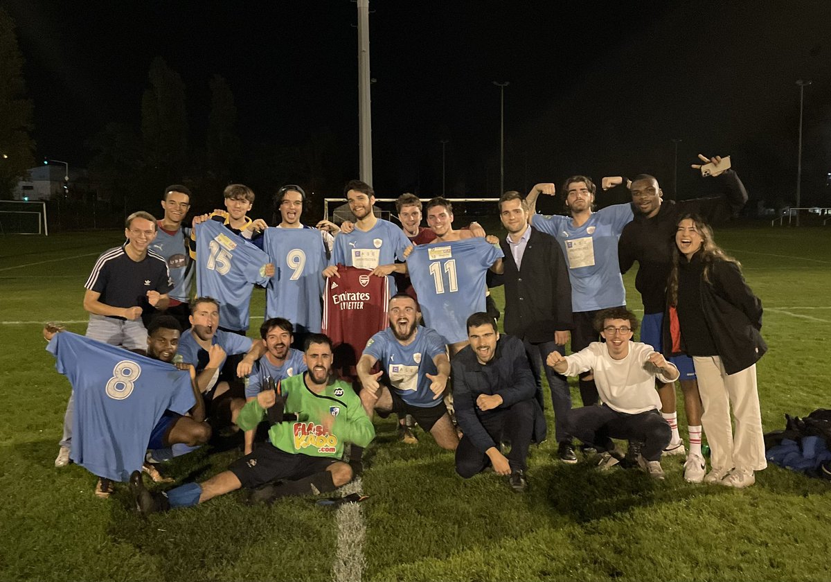 epjt_fc's tweet image. 🔥PREMIÈRE VICTOIRE DE LA SAISON POUR L’EPJT FC !!!

L’EPJT FC est venu à bout de l’OCT en s’imposant 5-3 au terme d’un match très disputé ! 

 📊 3 buteurs chez nos bleus et blancs : David (*2), Dorian (*2) et Jules R. 

#Tours #EPJT #EPJTFC #FSGT