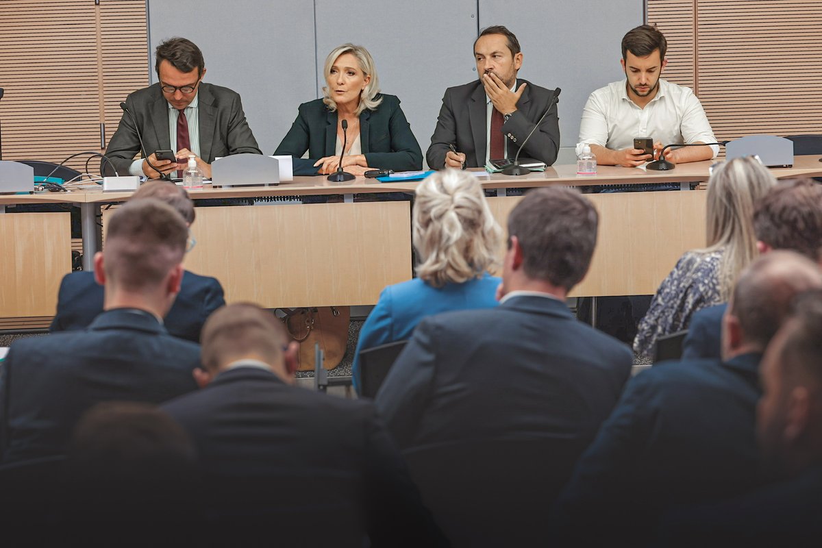 groupeRN_off's tweet photo. Ce matin en réunion des députés @RNational_off, notre Présidente @MLP_officiel a réaffirmé le soutien total et inconditionnel de notre groupe parlementaire à #Israel face aux exactions terroristes du Hamas. https://t.co/6lDZWl2ib7