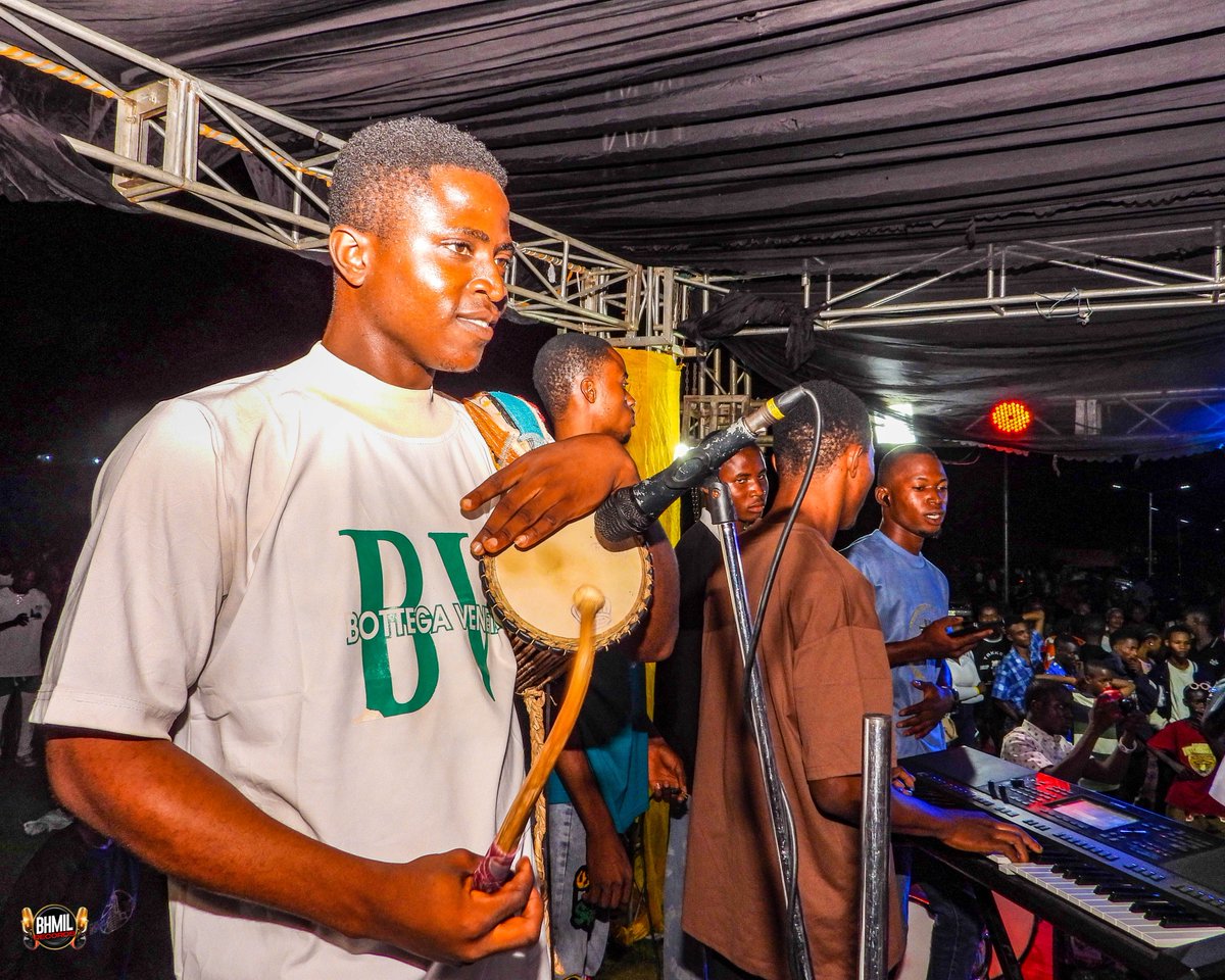 BhmilRecords's tweet photo. Bandmen and back up Singers lit Samlit's EP Listening Concert at Osun Mall and indeed, it was awesome.
#bandmen #bhmilrecords #samlit #listening #entertainment #osunmall https://t.co/xvGoWqoRF0