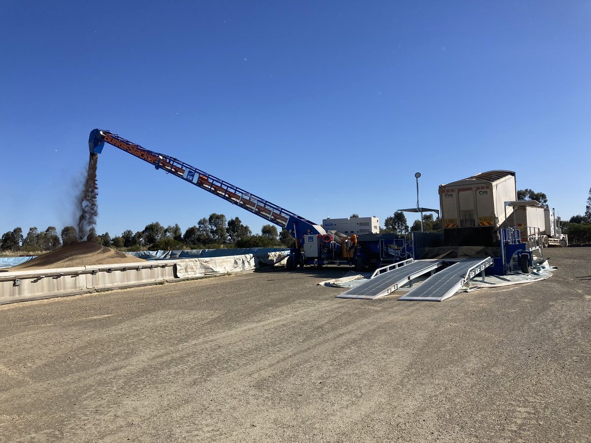 matt_wallis25's tweet image. And just like that Harvest 23 is underway in West Wyalong GrainFlow! The new Kilic Engineering SuperRoo is loving its first taste of canola @CargillAUS