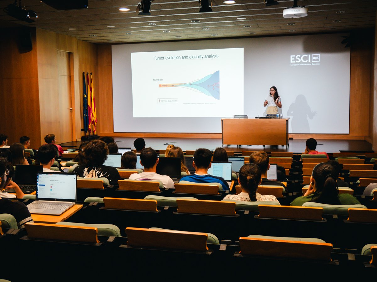 ESCIupf's tweet photo. 🧬 Yesterday, at the Introduction to Bioinformatics course, the #BDBI students attended Mònica Sánchez's (@guixe_m) lecture on cancer genomics. Sánchez shared some bioinformatic tools they developed at @bbglab - @IRBBarcelona to identify cancer genes and mutations https://t.co/7oeRONbSje
