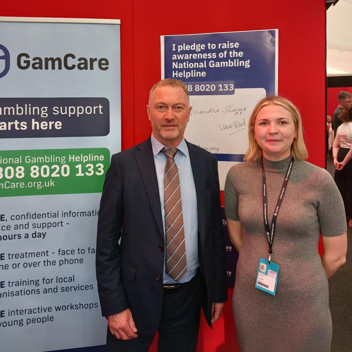 Thank you @SteveReedMP for stopping by to learn more about gambling-related harms and signing our pledge to raise awareness of the National Gambling Helpline and National Gambling Support Network #LPC23