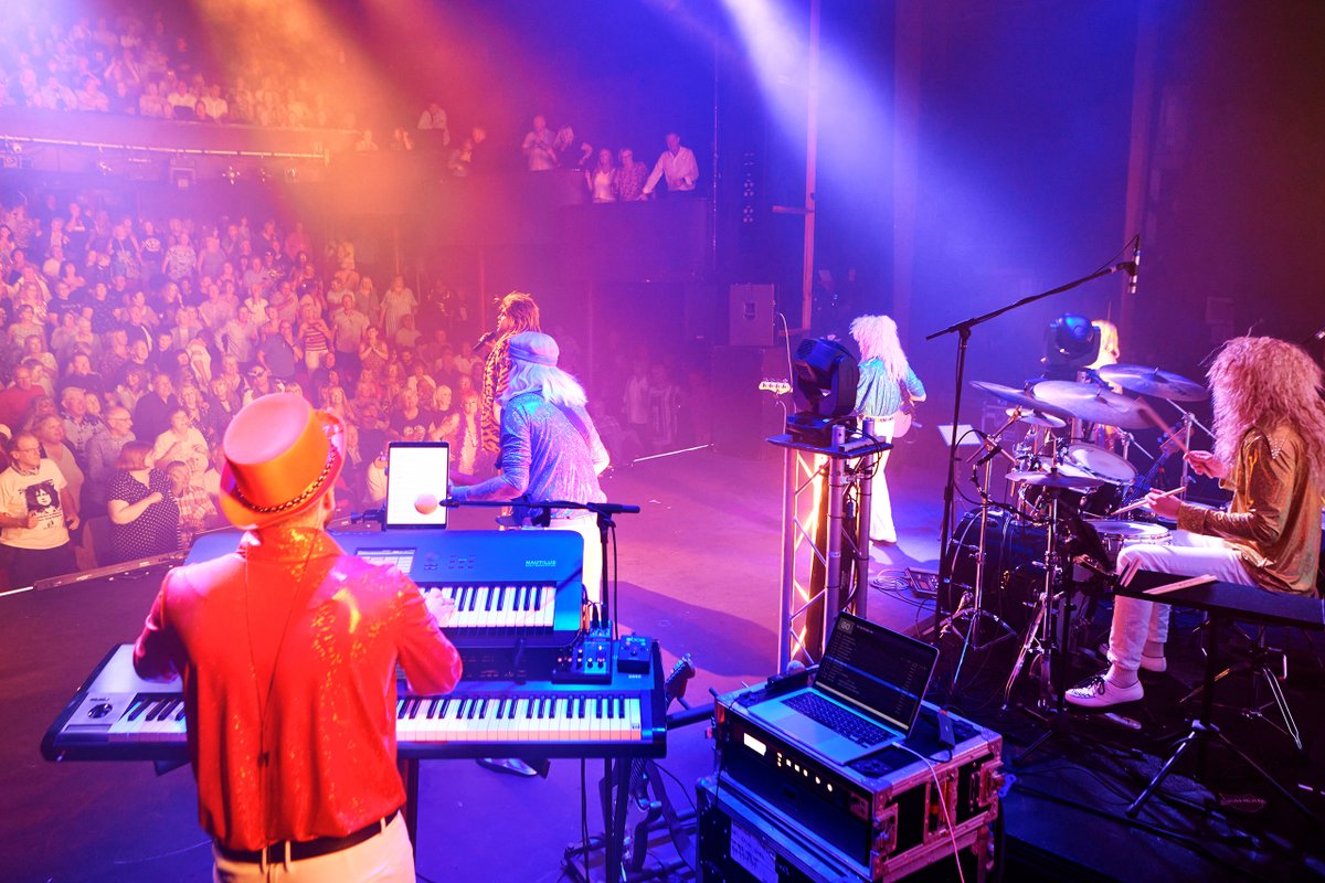 leascliffhall's tweet image. Onsale Now ⚡⚡
Get It On
📅 Saturday 16th March 2024
🎟️ atgtix.co/46z9DM0

The costumes, the make-up, the biggest glam rock hits of T.Rex, Mud, Slade, Bowie, Suzi Quatro, Wizzard, Sweet and more, live on stage. 

Hashtags:  #LeasCliffHall #GetItOn #Entertainers