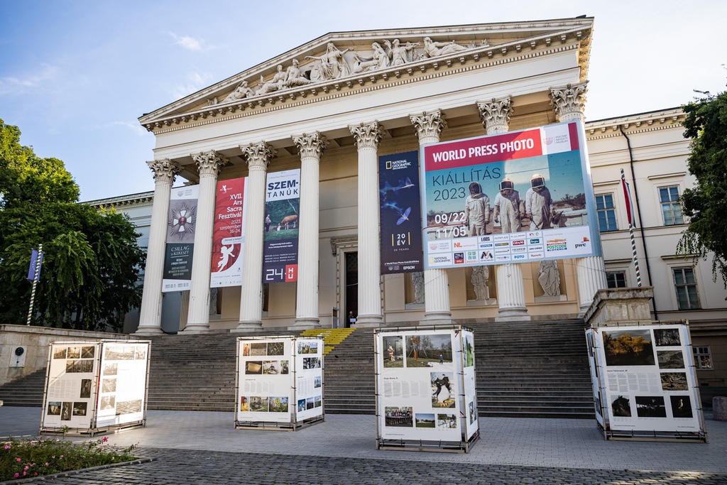 The Visualising Climate Crisis Exhibition by the NOOR Foundation and Slovak Press Photo had a successful opening in Budapest and is currently on show at the Magyar Nemzeti Múzeum (H-1088 Budapest, Múzeum krt. 14-16) until 6 November 2023. noorimages.com/visualising-cl…