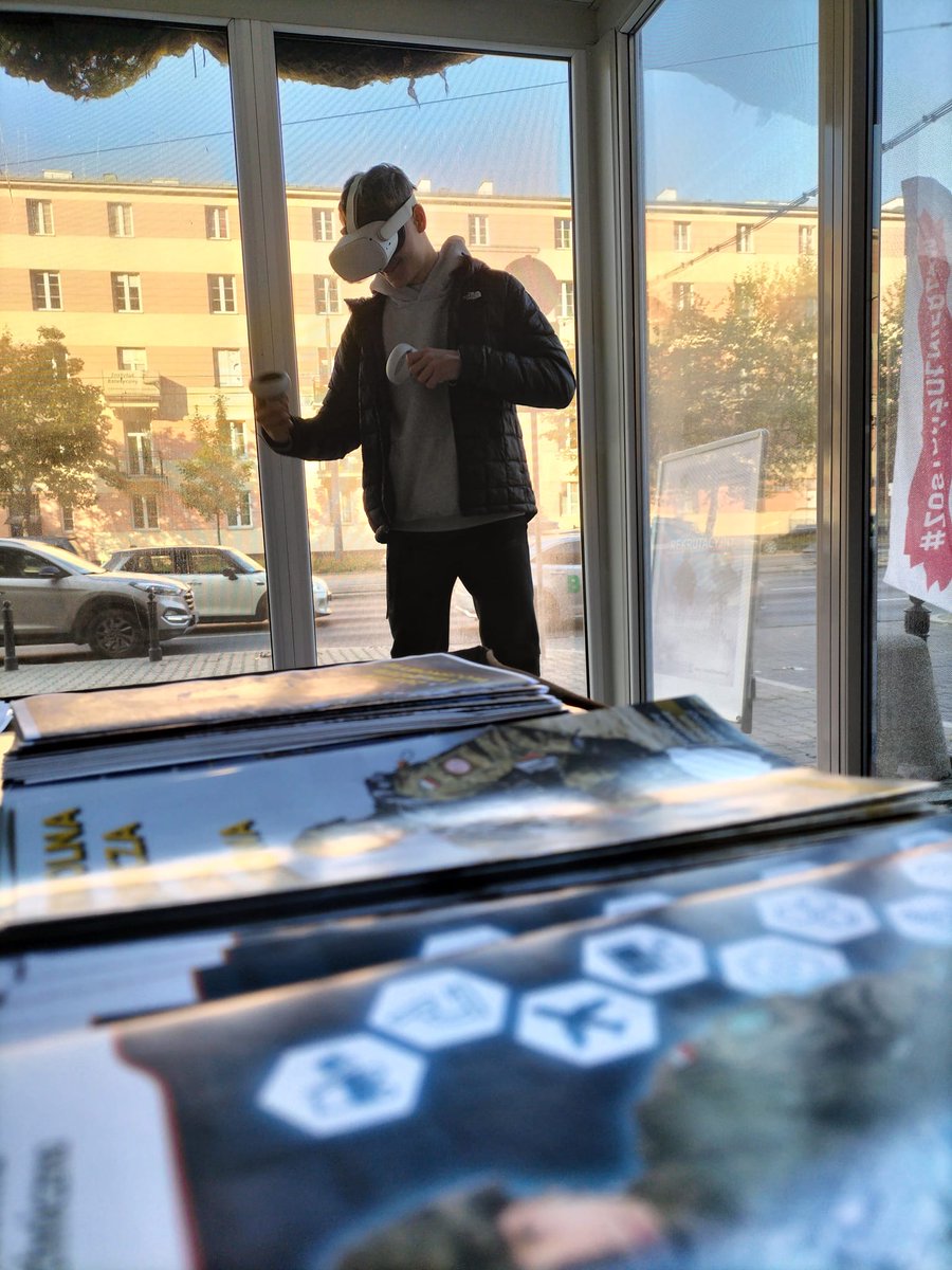 WCR_Tarnow's tweet photo. DZIAŁAMY W TERENIE🫡❗️
#MPR usytuowany przed budynkiem @MON_GOV_PL cieszy się zainteresowaniem mieszkańców #Warszawa i przyjezdnych. Dziś odwiedziła Nas młodzież z #VIILO.
Zapraszamy wszystkich🫵. Nasi #Rekruter czekają
al. Niepodległości 218.
#DołączDoNas @ZolnierzRP https://t.co/aMv7iBdrkF