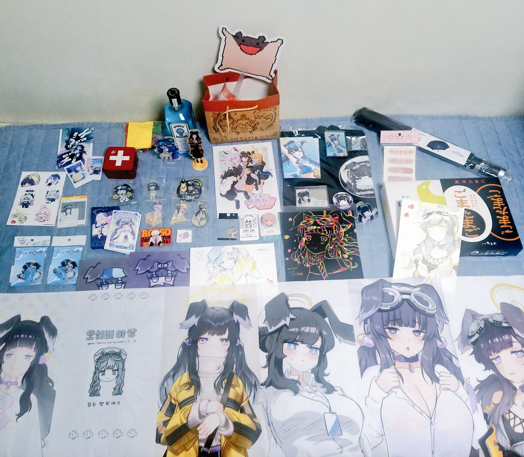 택배부쳤던 선물들이 무사히 왔습니다... 선물만큼이나 할 말이 많지만 제 말솜씨로 섣불리 떠들었다가 실수할 것 같아 그저 감사하다는 말씀만 겨우 남깁니다...