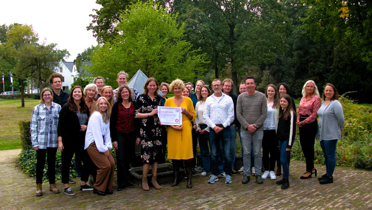 Op 9 oktober ontving het Specialistisch Centrum Ontwikkelingsstoornissen (SCOS, <a href="/Dimence/">Dimence</a> ), voor de 3e keer op rij het #TOPGGz-keurmerk. @EllaLobregt nam het keurmerk namens SCOS in ontvangst uit handen van Rianne Elderkamp van #TOPGGz. bit.ly/45jPoRi