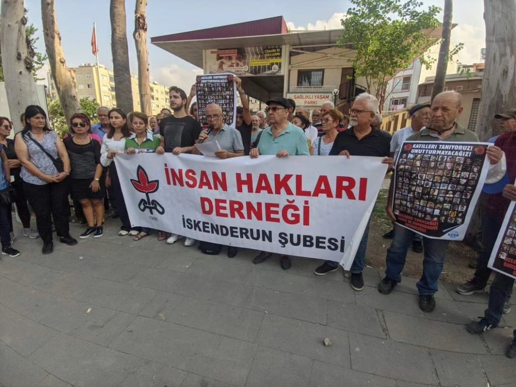 OrgutuHdp's tweet photo. #10EkimAnkaraKatliami ile katledilen sivil toplum örgütleri üyeleri İhd İskenderun Şube öncülüğünde anıldı ve mücadelelerine sahip çıkma sözü verildi 
#Unutmadik
#10EkimAnkaraKatliamı https://t.co/K4SetVLAJ4