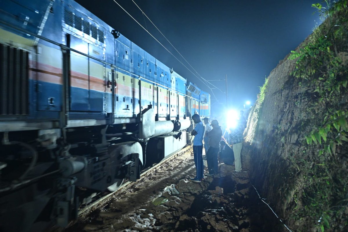 EastCoastRail's tweet photo. Koraput-Jagadalpur Rly Secn restored last night with 24x7 restoration work by utilising more than 20 Excavators & a number of Rock Breakers apart from Manpower utilisation.
Landslide btwn Manabar & Jarati Stns in (KK Line) affected Train movements since Sept'2023.
#ECoRupdates https://t.co/7YZEY6okem