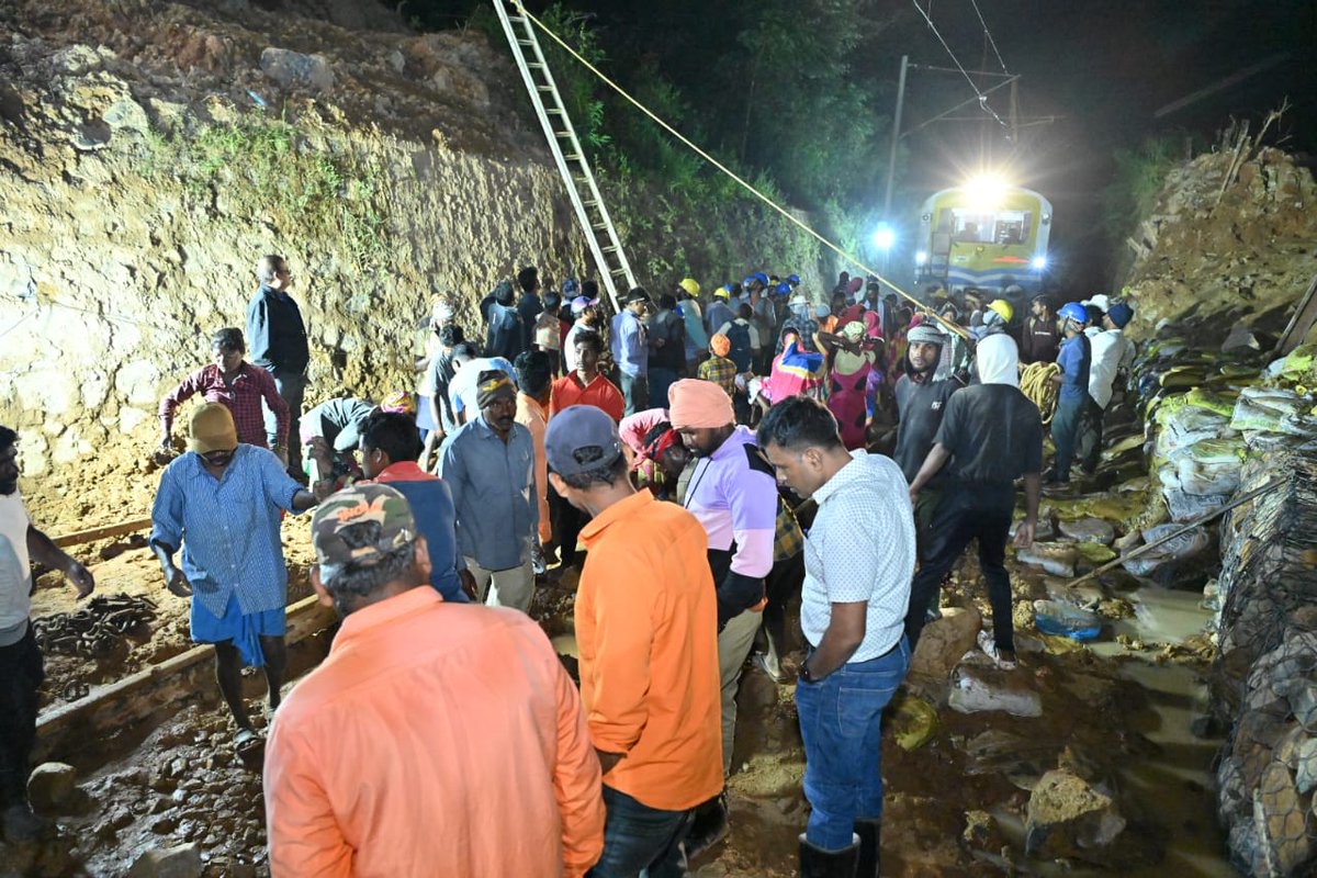 EastCoastRail's tweet photo. Koraput-Jagadalpur Rly Secn restored last night with 24x7 restoration work by utilising more than 20 Excavators & a number of Rock Breakers apart from Manpower utilisation.
Landslide btwn Manabar & Jarati Stns in (KK Line) affected Train movements since Sept'2023.
#ECoRupdates https://t.co/7YZEY6okem
