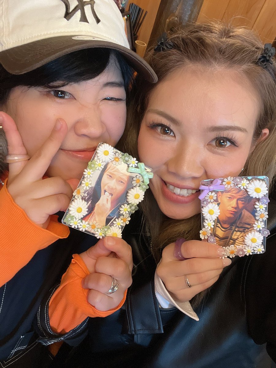 _ma_ri_e_na's tweet photo. 久しぶりのソナポケさん🤟
気付けばSSCになって10数年😇
ここまでよくFC更新したなぁー！
偉いな🤔（自分で言う）

最近のライブは知らない曲しかなかったけど、昨日は知ってる曲しかなかった💛
曲名は思い出せなかったけど笑

昔のろんくんのトレカ見つけて、
推しのコラボしてみた🤣w
#ソナポケ15th https://t.co/uxqAHeMZWe