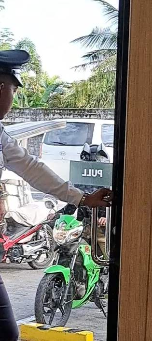 freyies's tweet photo. HOW COME BIKERS LIKE THIS NEVER APPEAR WHEN I GO TO SCHOOL (a friend took this) 

cat ears https://t.co/rLkFNyBn8Q