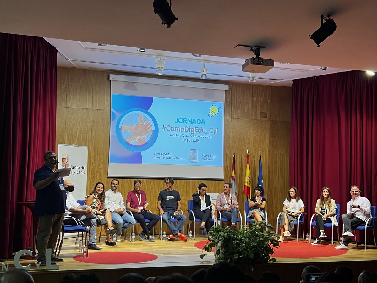 #CompDigEdu_CyL Comienza la Mesa Redonda dentro de la Jornada #CompDigEdu de Ávila