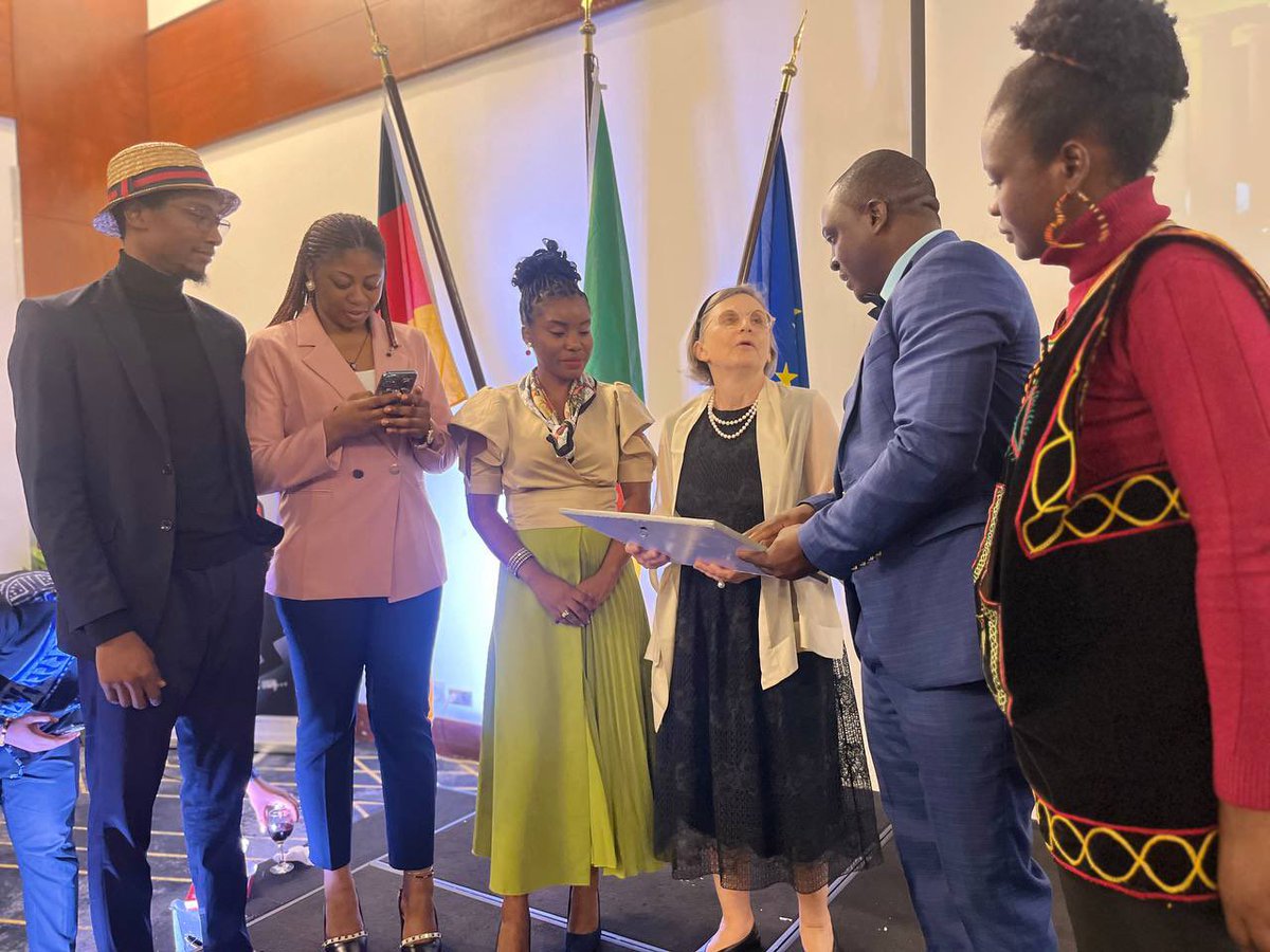 Last week #defyhatenowWCA was glad to have been invited to partake in the celebration commemorating the 33rd #GermanUnityDay in Cameroon.

#defyhatenow has been existing in 🇨🇲 for 4 years now, supported by <a href="/intertwilight/">r0g_open culture</a> &amp; funded by German Foreign Federal Office <a href="/AA_stabilisiert/">🇩🇪 GER on Peace & Humanitarian Action</a>.