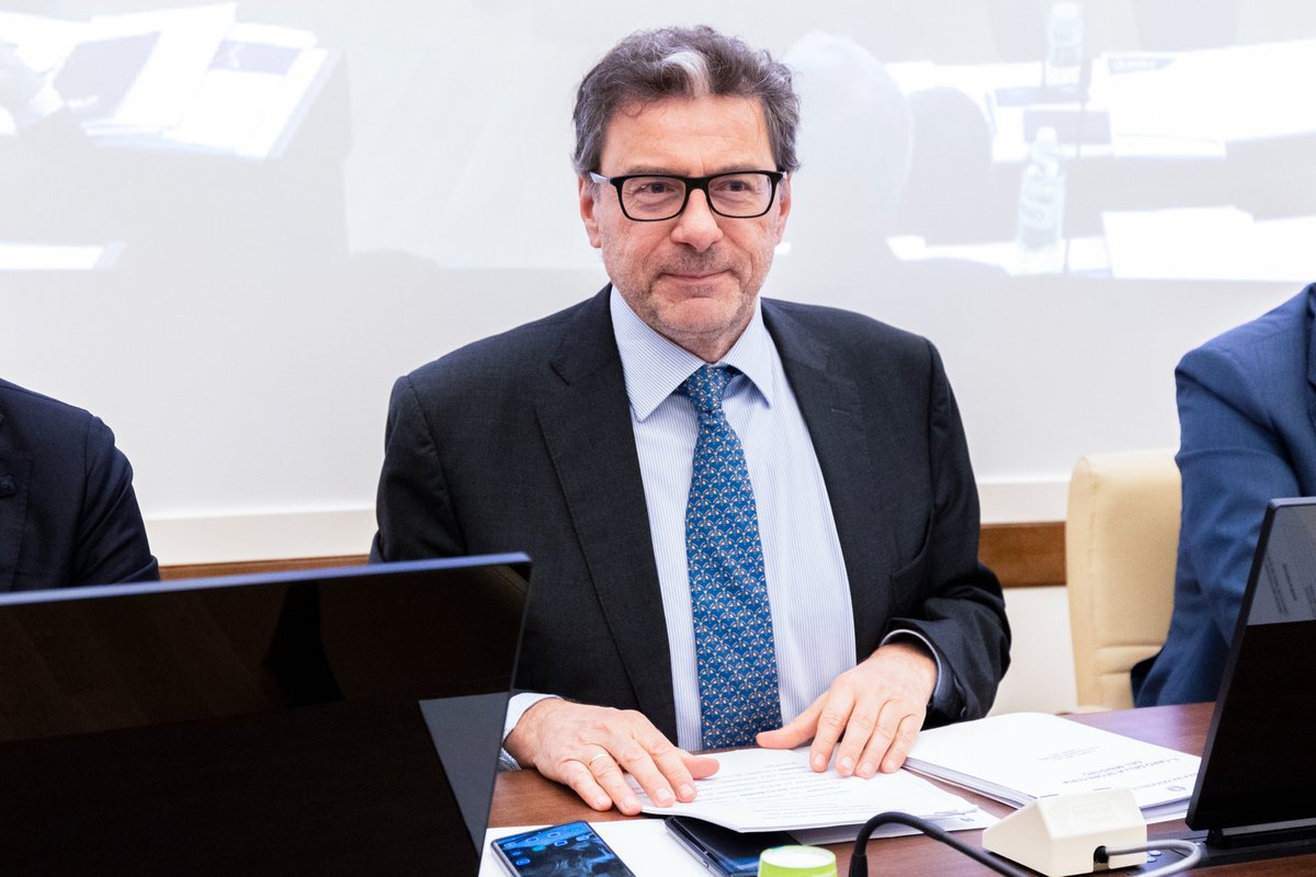 "Nadef e bilancio rispettano linee di prudenza contabile e realismo politico. Obiettivi e priorità sono sostegno ai redditi medio bassi e sostegno natalità".

Il ministro Giorgetti in audizione sulla #Nadef2023.

Il testo integrale ▶️ shorturl.at/ctKRS