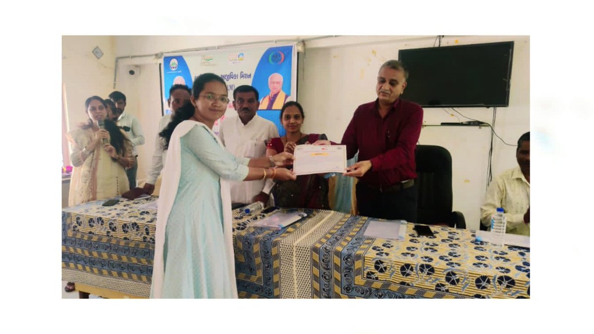 DeputyRajgor's tweet photo. Nrlm અંતર્ગત શ્રેષ્ઠ કામગીરી કરવા બદલ આજ રોજ કેશ ક્રેડીટ કેમ્પમાં પ્રશસ્તિ પત્ર દ્વારા મારું સમ્માન કરવામાં આવ્યું તે બદલ ખુબ ખુબ આભારી છું.🙏 Feeling gratitude 💫 
@sabarkanthadp
 
@DrdaSabarkantha
  
@GlpcLivelihood
 
@TdoVadali https://t.co/dNMR5ucl2z