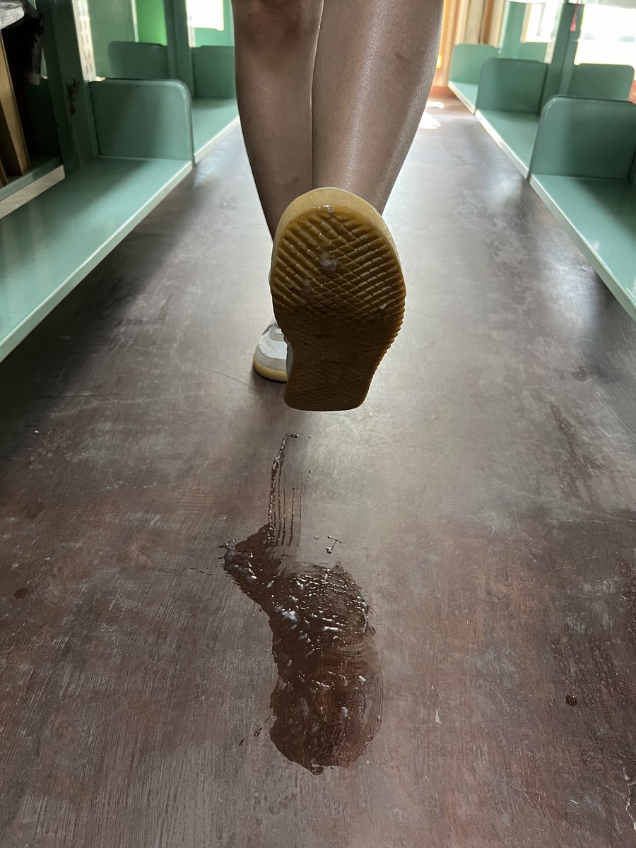 PrayPraymay's tweet photo. #贱狗  #踩踏 #踩射 #射鞋 
第一次线下，纪念一下秒射学生狗。表现不错，奖励踩他狗精液😎 https://t.co/NU3t7AKBWZ