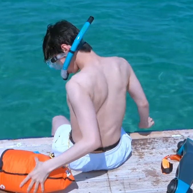 kdysource's tweet photo. doyoung’s sexy back https://t.co/7XvlcMXnqQ