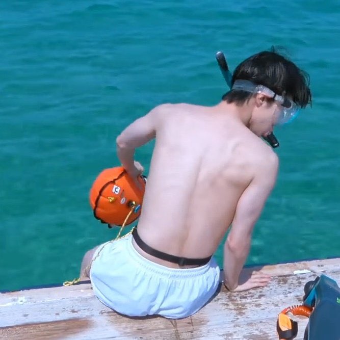 kdysource's tweet photo. doyoung’s sexy back https://t.co/7XvlcMXnqQ