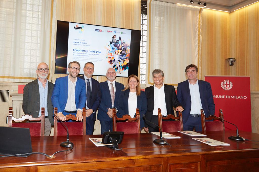 LegacoopN's tweet photo. 🏁🥳Al via #Coopstartup #Lombardia, il contest per la creazione di imprese cooperative, presentato a Milano
Obiettivo🎯favorire la crescita economica, sociale e culturale delle comunità lombarde
Gamberini🎙️"I giovani partecipanti potranno contare sull'accompagnamento di #Legacoop, puntiamo a rafforzare l’ecosistema dell’open innovation cooperativa"
🎖️@LegacoopLombard e #Coopfond premieranno le migliori idee imprenditoriali con 3 anni di servizi gratuiti e 8mila euro di finanziamento a fondo perduto
Leggi di più🔍https://t.co/I7eBUNmLmS
@coopstartup