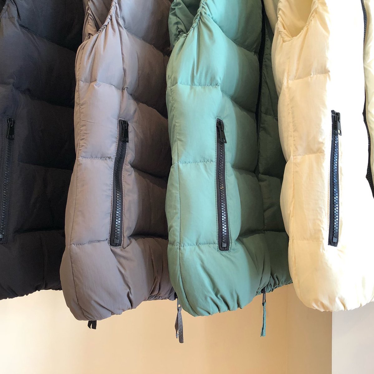 MANOAinter's tweet image. New Arrival🦆VLAB

VLAB定番のダウンベストは、驚くほど軽やかな暖かさに癒されます♡軽いのに、ふっくらリッチにダウンが入っているのも嬉しい。
マットな質感のニュアンスカラーバリエーションも絶妙✨
オフホワイト、グリーン、グレー、黒¥44000
#vlab #downvest #2023aw #manoainternational