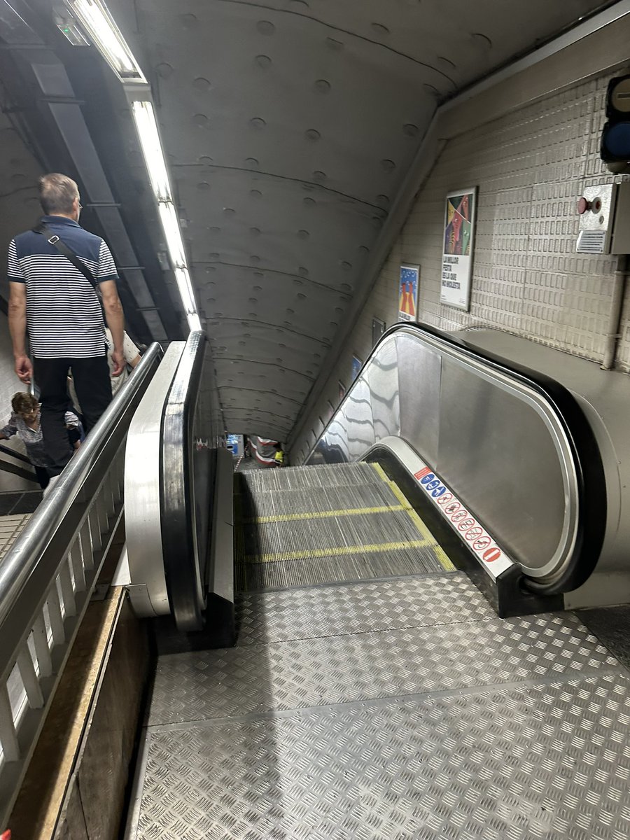 Fa setmanes (3-4 setmanes) que a trasbord de L3 a L1 d' Espanya no van les escales mecaniques. Cada dia que paso hi ha un operari mirant. <a href="/TMBinfo/">TMBinfo</a> <a href="/TMB_Barcelona/">TMB</a> Alguna resposta al respecte?