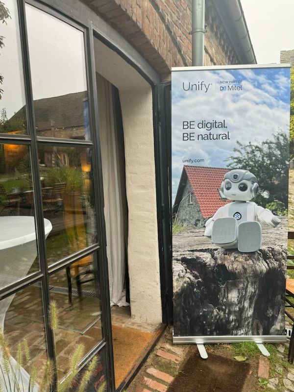 Hinter dieser offenen Tür auf dem wunderschönen Vierseithof in Ludwigsfelde werde gerade aktuelle Entwicklungen und Chancen im Bereich der Kommunikationstechnologie besprochen.

Fünf weitere Standorte folgen noch: unify-business-breakfast.com/#locations

<a href="/Mitel_DACH/">Mitel DACH</a> @AtosUnify