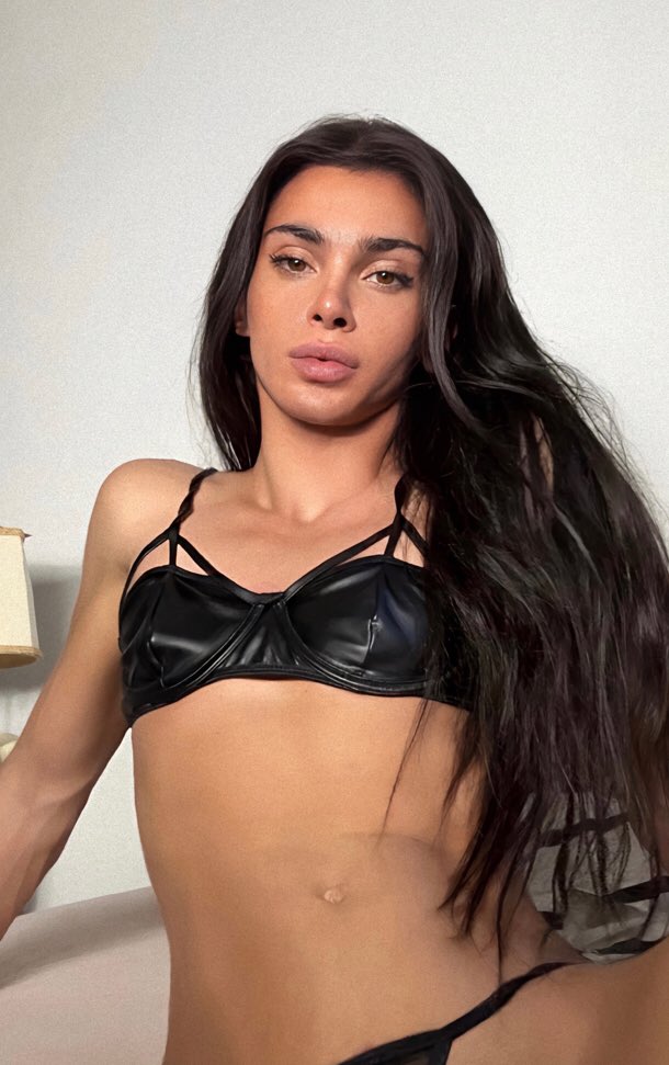 Porxxha's tweet photo. Thoughts about my makeup? #brunette #fitgirls #basicmakeup #makeup #smoothskin https://t.co/Zsp7dMg9xf
