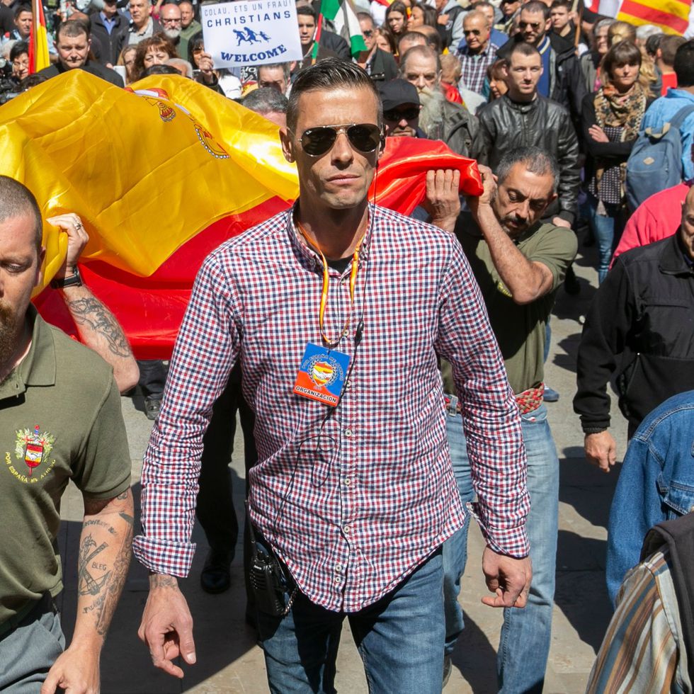 FonsiLoaiza's tweet photo. Este neonazi se llama Alberto Bruguera y fue condenado a una pena mínima tras agredir brutalmente a independentistas al grito de "rojos, cerdos". Hoy trata de pactar con Fiscalía para no entrar en prisión tras atacar una mezquita. Así campa a sus anchas el fascismo en España. https://t.co/yfF00Z0sZD