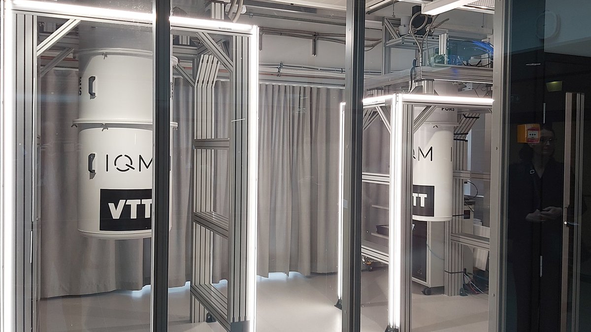 Vasemmalla tänään lanseerattu Suomen toinen, <a href="/VTTFinland/">VTT</a>'n &amp; <a href="/meetIQM/">IQM Quantum Computers</a>'n kehittämä 20 kubitin kvanttitietokone. Kone on nimeltään Leena, kunnianosoituksena Leena Peltonen-Palotielle. Oikealla ensimmäinen, 5 kubitin kvanttikone,Helmi. 

Upeaa että Suomi kehityksen eturintamassa 🔥
