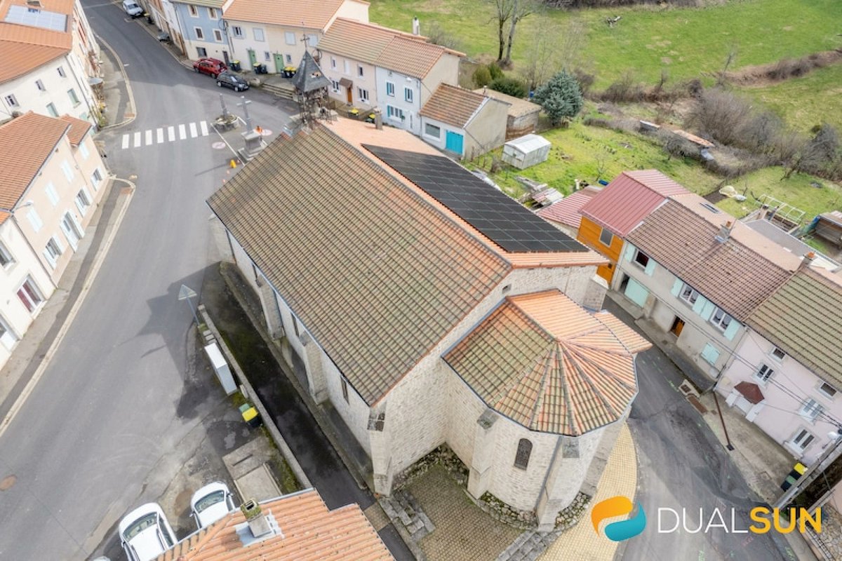 ⛪️🌞 🇫🇷, l’église Saint Georges à Palladuc dans le Puy de Dôme a été construite au XIXe siècle, édifiée avec les pierres d’un ancien château surplombant le bourg auparavant. Elle a été solarisée à l'été 2023, avec 18 kWc de modules PV @DualSun_fr 👍 dualsun.com/realisations/p…