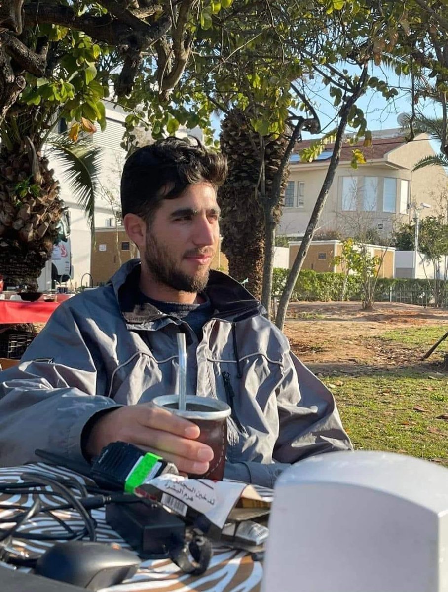 Yaniv Sarudi picked up 9 fleeing ppl in his small car

Hamas started shooting at them

He drove to an Israeli Army base, but it had been overran by terrorists, who started firing at them again

He kept driving. 2h later, IDF reached them

He saved 8 ppl, but died from his wounds
