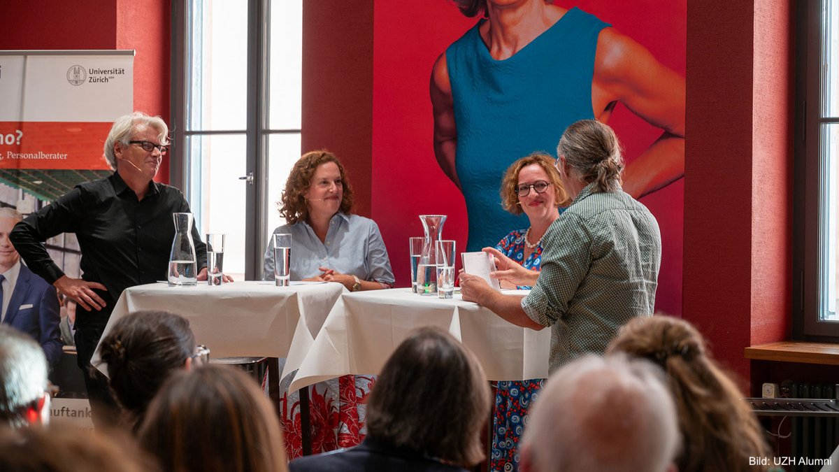 UZH_ch's tweet photo. «Gesund altern ist eine Lebensaufgabe» – Im #TalkimTurm diskutierten die Psychologin Christina Röcke und die Ärztin Claudia Witt darüber, wie wir gesund altern können – mit und ohne Hilfe von Künstlicher Intelligenz. 👵 👴
👉 Hier mehr lesen: https://t.co/NW7l7d6y27 https://t.co/M3mmaBQFOP