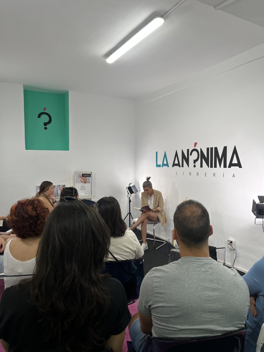 📸 PRESENTACIÓN

📚 Algunas de las imágenes que nos dejó la presentación de 𝘿𝙞𝙢𝙚 𝙘𝙤𝙣 𝙩𝙪𝙨 𝙙𝙚𝙙𝙤𝙨 el pasado sábado 7 de octubre.

🥰 Nuestra autora <a href="/duna_paz/">Duna Paz</a> presentó su obra en <a href="/laanonimalib/">La Anónima Librería</a> en un evento emotivo y cercano para dar a conocer su obra.