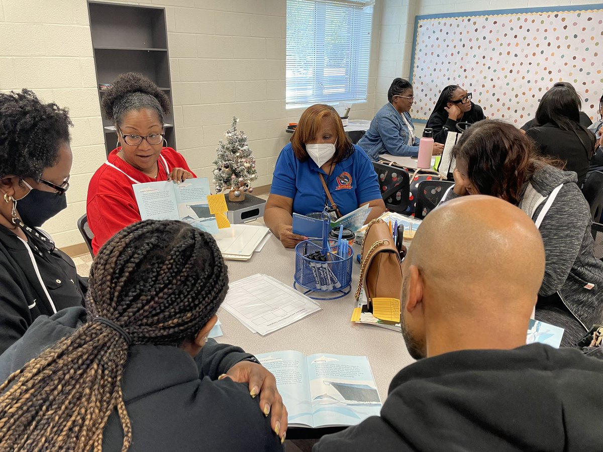 APSFinchEagles's tweet image. PD Sessions @APSFinchEagles were lit 🔥! #scienceinreading #smallgroupinstruction #writingmatters @DrTSpencer @_craigasimmons @apsupdate