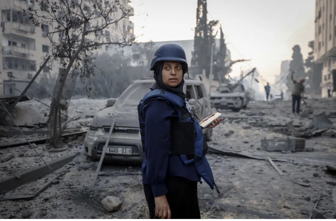 Ella es Samar Abu Eliud, de las pocas fotoperiodistas que se encuentran cubriendo desde Gaza.
Es parte del colectivo @womenphotograph y su cobertura se publica en @nytimes 

Aquí les comparto algunas de sus fotos

lauragarza.com/EnfoqueManual/…
