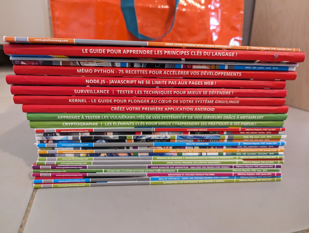 thomas_boni's tweet photo. Je me débarrasse de mes vieux numéros de Linux Magazine et MISC 😢 (janvier 2016 à décembre 2016, hors série inclus) 

Quelqu'un intéressé pour les récupérer sur Montpellier ? https://t.co/4MUf8Q3gM0