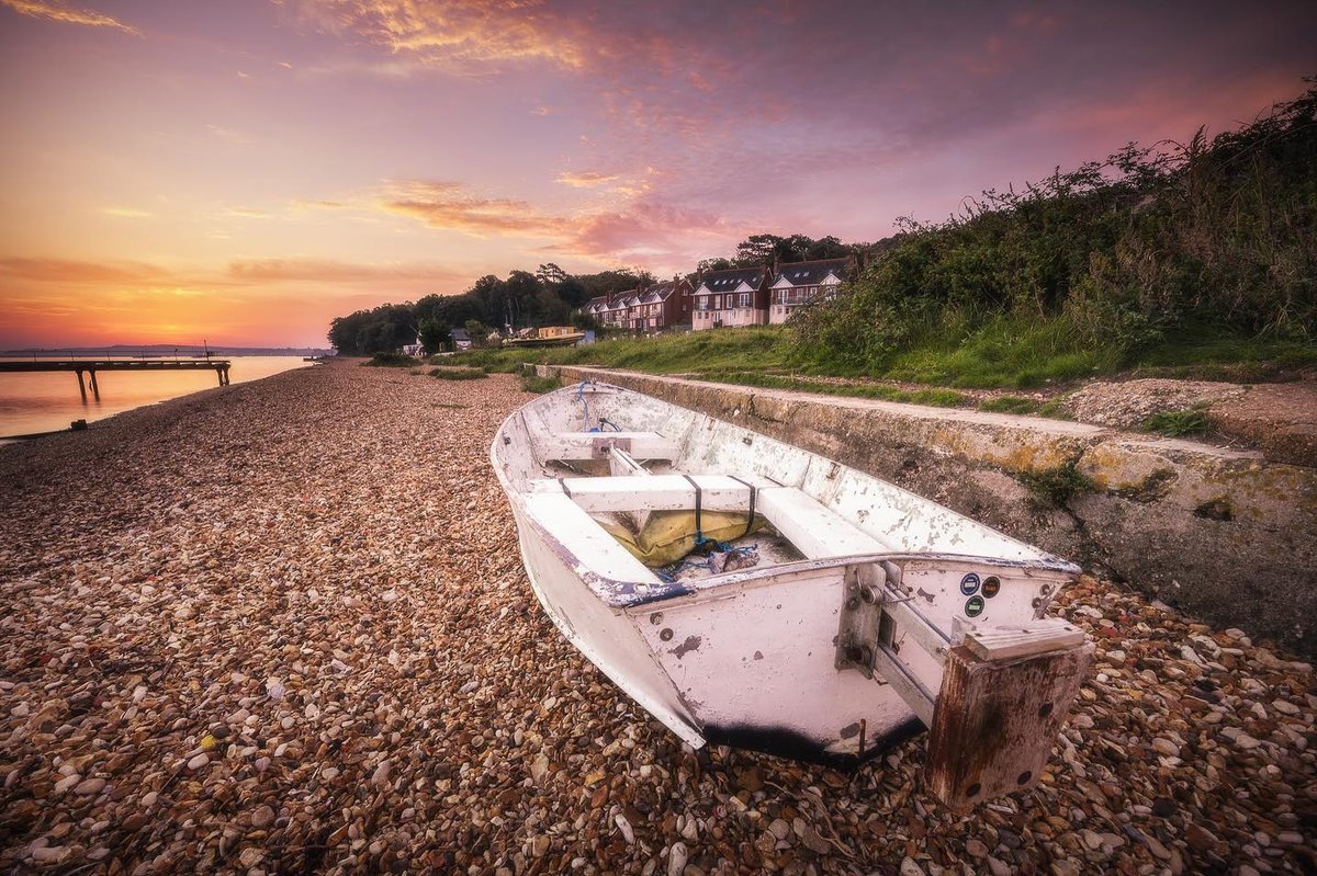 Isleofwight's tweet photo. Pastel skies in the West 💜
⁠
📌 Fort Victoria
📸 CJC Landscape Photos
⁠
#exploreisleofwight #pureislandhappiness #sunsetphotography #goldenhour #goldenhourphotography #landscape #seascapephotography #ilovewight #wightlife #FortVictoria #beach #boat #shoreline https://t.co/ZGAgiH2Ixu