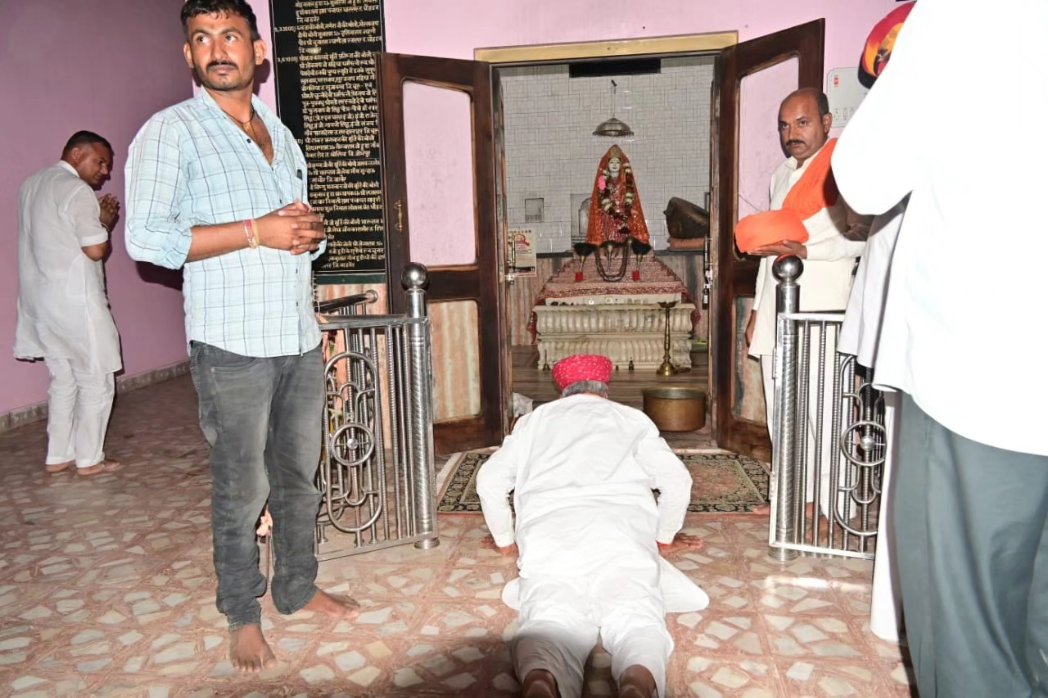 BaytuBalaram's tweet photo. आज श्री सती दादी मंदिर, कतरियासर (बीकानेर) के पवित्र दर्शन कर आशिर्वाद प्राप्त किया और वहां की अनूठी महत्वपूर्णता ने मेरी आत्मा को प्रभावित किया।
श्री सती दादी मंदिर अपने आप में एक अनूठी धरोहर है और उसकी पवित्रता में विश्वास जगाता है।
#Baytu #katriyasar #Bikaner https://t.co/flDsHw4Bv5