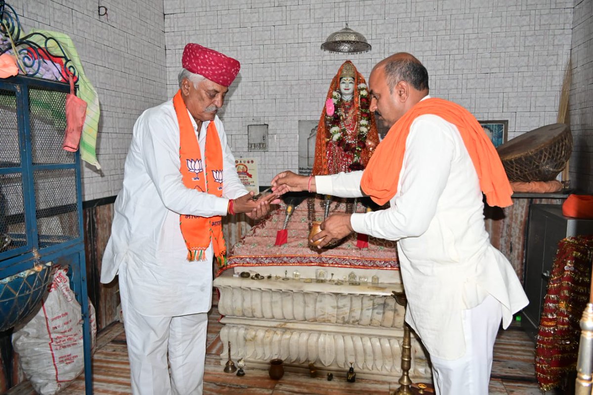 BaytuBalaram's tweet photo. आज श्री सती दादी मंदिर, कतरियासर (बीकानेर) के पवित्र दर्शन कर आशिर्वाद प्राप्त किया और वहां की अनूठी महत्वपूर्णता ने मेरी आत्मा को प्रभावित किया।
श्री सती दादी मंदिर अपने आप में एक अनूठी धरोहर है और उसकी पवित्रता में विश्वास जगाता है।
#Baytu #katriyasar #Bikaner https://t.co/flDsHw4Bv5